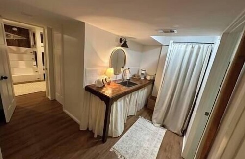 Calico Rock House | Calico Cottage - Room for families and big groups!
