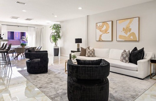 Woodland Hills Villa | California Living in a Beautiful Vacation Home