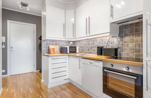 Sandviken Apartment | Calm Surroundings in Sandviken W/Washer & dryer