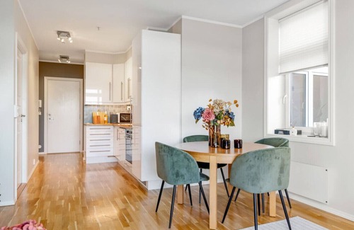 Sandviken Apartment | Calm Surroundings in Sandviken W/Washer & dryer