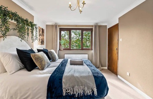 Cambridge House | Cambridge Abode Sleeps 20 - Hot tub