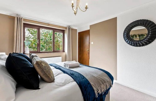 Cambridge House | Cambridge Abode Sleeps 20 - Hot tub