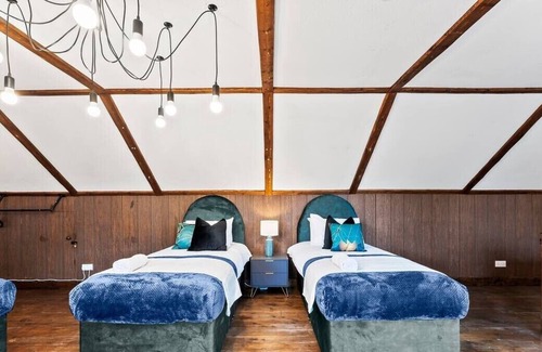 Cambridge House | Cambridge Abode Sleeps 20 - Hot tub