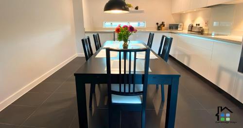 Trumpington Apartment | Cambridge Stays - Apartment at Addenbrooke hospital and Bio Campus - Free Private parking