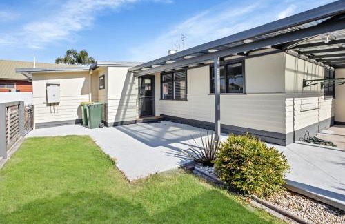 Lakes Entrance House | Camellia Cottage on Church