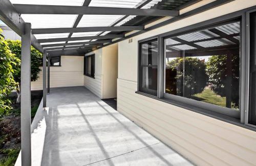 Lakes Entrance House | Camellia Cottage on Church