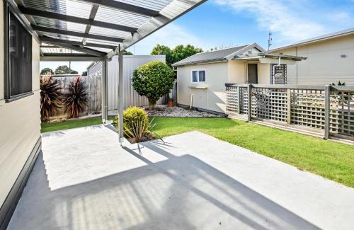 Lakes Entrance House | Camellia Cottage on Church
