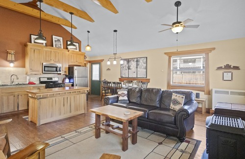 Red River House | "Camp Lil Henry" Charming Cabin - On Main Street - Pet Friendly - Fenced Yard - WIFI