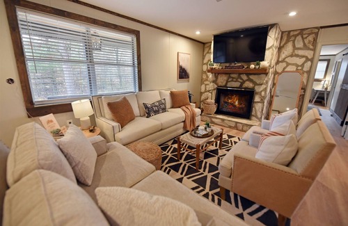 Williamstown Cabin | Campfire Creek Cottage | Toccoa River Access Cottage-Hot Tub-Wifi