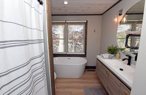 Williamstown Cabin | Campfire Creek Cottage | Toccoa River Access Cottage-Hot Tub-Wifi
