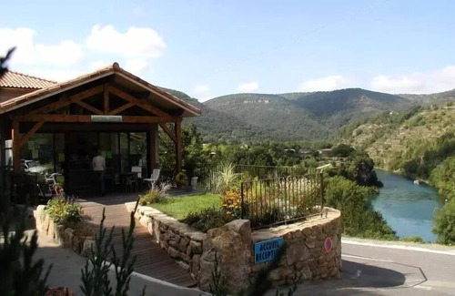 Saint-Rome-de-Tarn Villa | Camping de la Cascade * - House-Chalet 45m2 - Comfortable - TV - Washing machine – Sunbeds - (July and August: Friday/Friday) 6 people