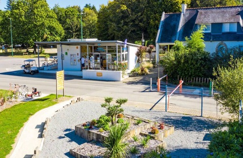 Saint-Yvi House | Camping Le Bois de Pleuven **** - Mobile Home Classic 4 room flat 6 People