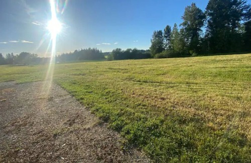 Ferndale RV Rental | CAMPSITE Ravens’ pad CAMPSITE at June Bud Farms