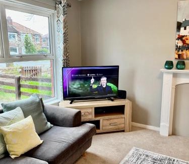 Warrington House | Canada House - Sleeps 6 -3 King or 6 Single Ideal for contractors