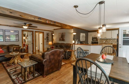 Bala Cottage | Canadiana-Muskoka Lake House Retreat