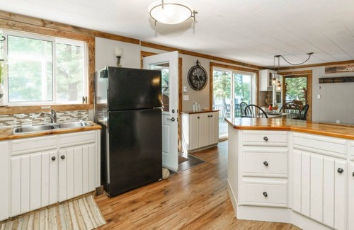 Bala Cottage | Canadiana-Muskoka Lake House Retreat