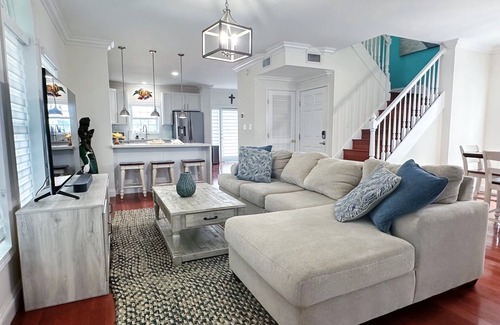 Twin Lakes House | CANAL FRONT HOME WITH DOCK FOR YOUR BOAT. CENTRALLY LOCATED IN KEY LARGO