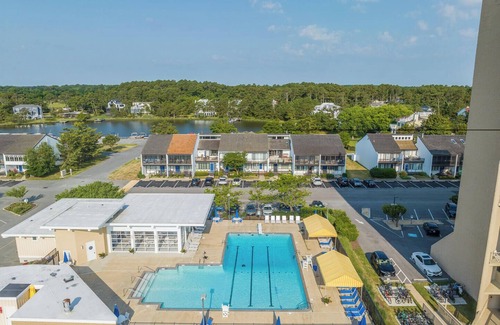 North Shores House | Canal-Front Retreat: 5BR Home w/Private Dock, Porch, Beach & Pool Access!
