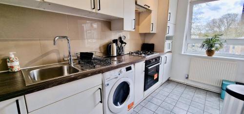 Westbourne Green Apartment | Canal View 3 bed Flat - Little Venice!