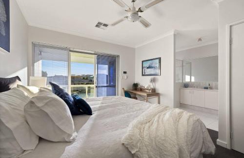 Halls Head House | Canal Villa & Jetty-dolphin Views Walk-beachtown
