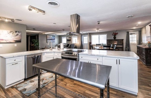 Sylvan Beach House | CanalSide Casa- Beautifully located