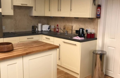 Tollcross Apartment | Canalside retreat - City Centre