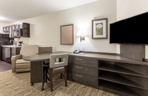 Davenport Hotel | Candlewood Suites Davenport by IHG