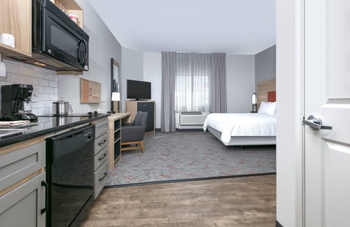 Lake Jackson Hotel | Candlewood Suites Lake Jackson Clute by IHG