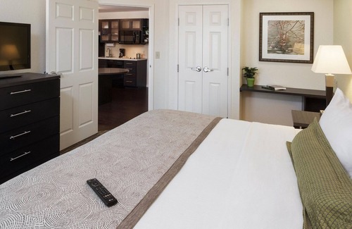 Pearl Hotel | Candlewood Suites Pearl by IHG