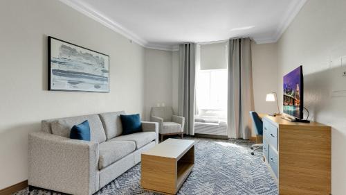 Downtown San Antonio Hotel | Candlewood Suites San Antonio Downtown by IHG