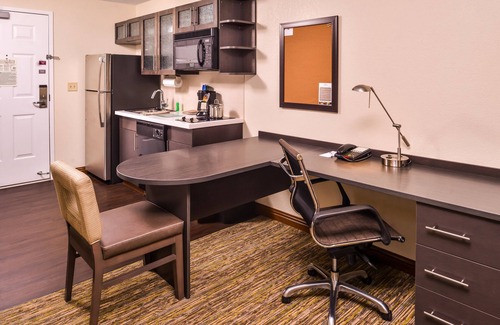 Topeka Hotel | Candlewood Suites Topeka West by IHG