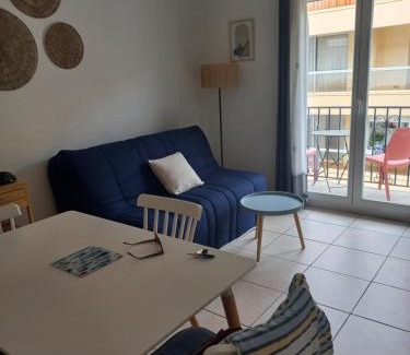 Mediterranee Apartment | CANET Plage appartement vue latérale mer, 1 chambre , WIFI, climatisation, parking sécurisé couvert