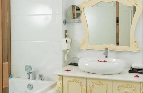 Ngo Quyen Hotel | Canh Hung Palace