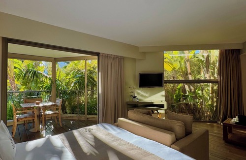 Riou - Petit Juas - Av de Grasse Hotel | Cannes Villa St Barth