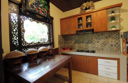 Mekar Bhuwana Hotel | Capital O 94011 Binhari Guest House