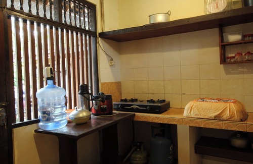 Mekar Bhuwana Hotel | Capital O 94011 Binhari Guest House