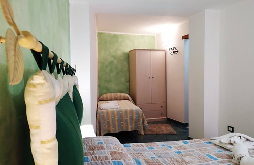 Formia Bed & Breakfast | Caprera Room - Air-conditioned Triple Room in Maranola - Formia