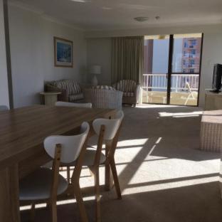 Broadbeach Apartment | Capricornia Apartments