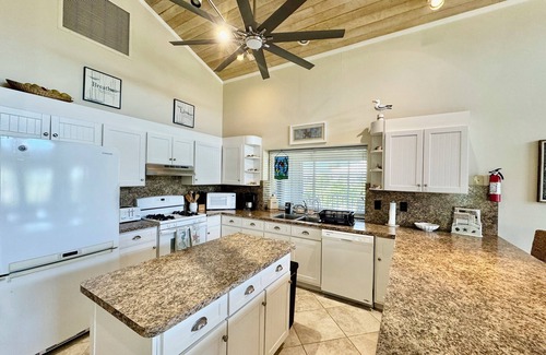 Islamorada House | Captains Quarters is a charming canal front Keys house in delightful Islamorada