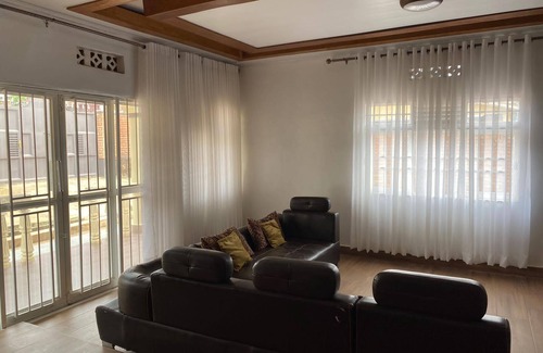 Kigali House | Captivating 4-bed House - Garden & Free Parking