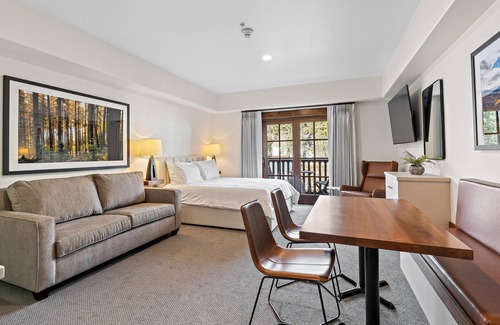 Tamarack Apartment | Captivating Studio | Pet friendly with Balcony