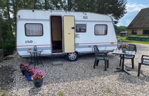 Tureby House | Caravan 2 . BED & Breakfast . 5 MIN From E47 . Dogs Welcome