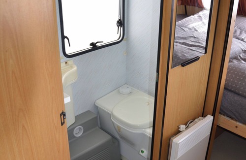 Tureby House | Caravan 2 . BED & Breakfast . 5 MIN From E47 . Dogs Welcome