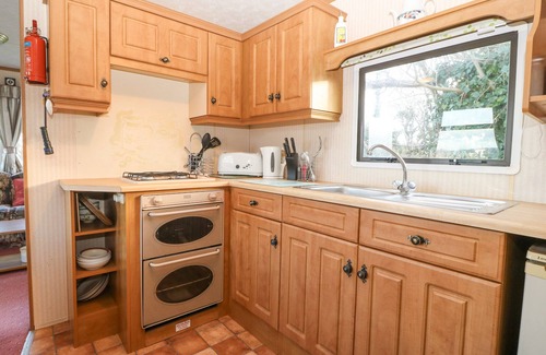 Bwlchtocyn Cottage | CARAVAN AT CARTREF, family friendly, with a garden in Abersoch