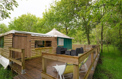 Saint-Gildas-de-Rhuys RV Rental | Caravan 'Bungalow Toile Au Calme' with Private Terrace