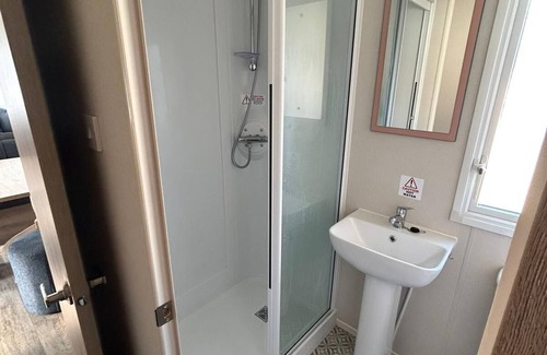 Newquay Cabin | Caravansleeps4-beachfront-garden-patio