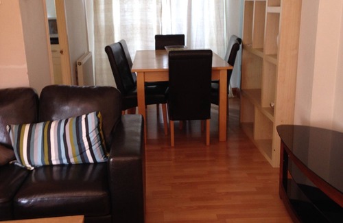 Splott House | Cardiff 3bed House-freeparking-15minwalktostadium