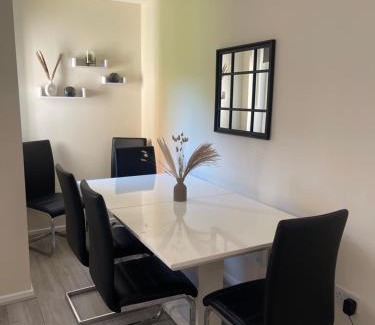 Grangetown Apartment | Cardiff bay cosy apartment with parking