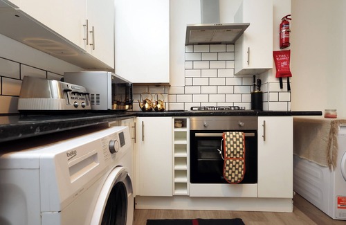 Adamsdown House | Cardiff Guesthouse & On-Street Parking