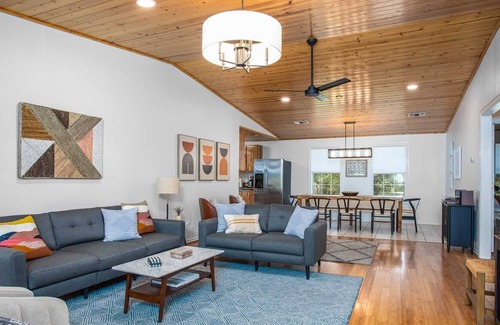 Pipe Creek House | Cardinal Bluff Retreat